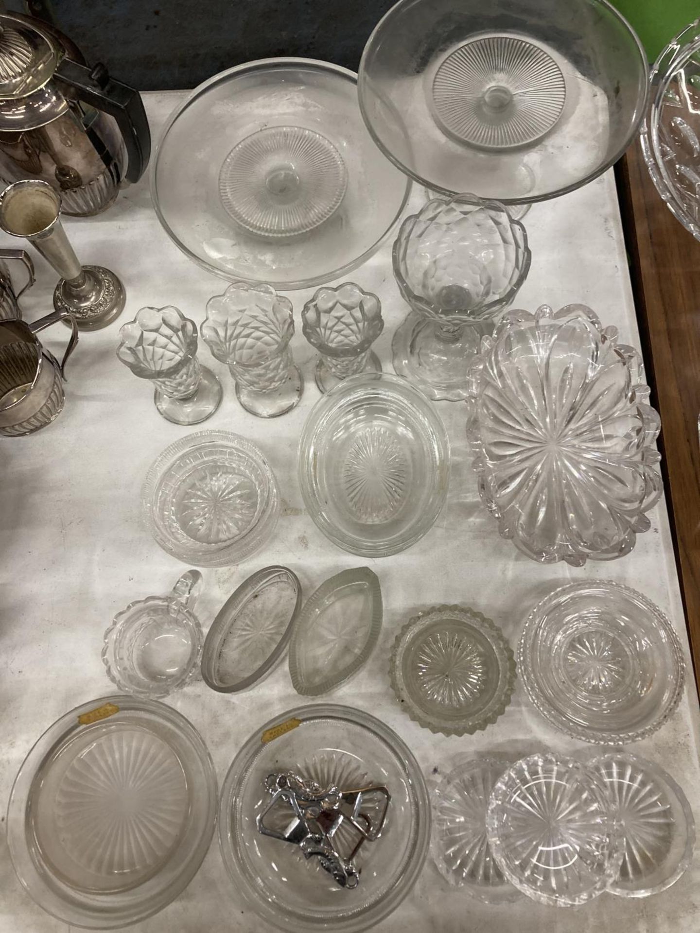 A QUANTITY OF GLASSWARE TO INCLUDE CAKE STANDS, VASES, BOWLS, DISHES, ETC