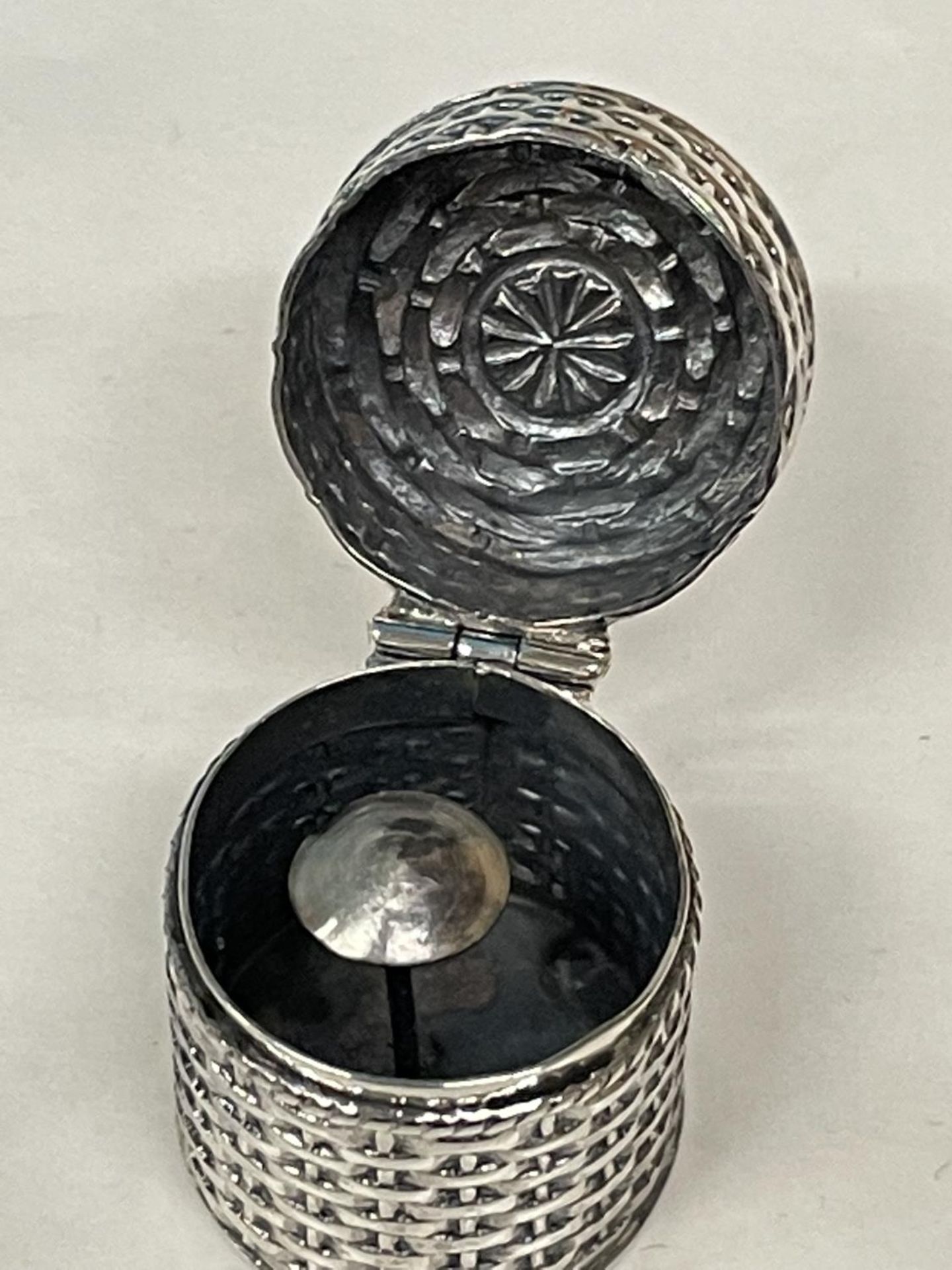 A MARKED SILVER THIMBLE CASE IN THE GUISE OF A BASKET - Image 4 of 4