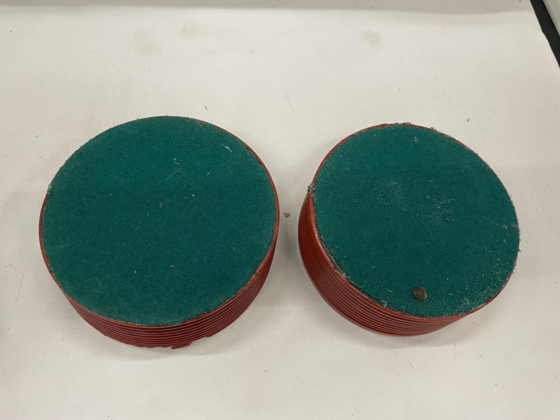 A NEAR PAIR OF BELIEVED ENGLISH REGENCY CIRCA 19TH CENTURY WINE COASTERS IN CINNABAR RED LACQUER - Image 4 of 4