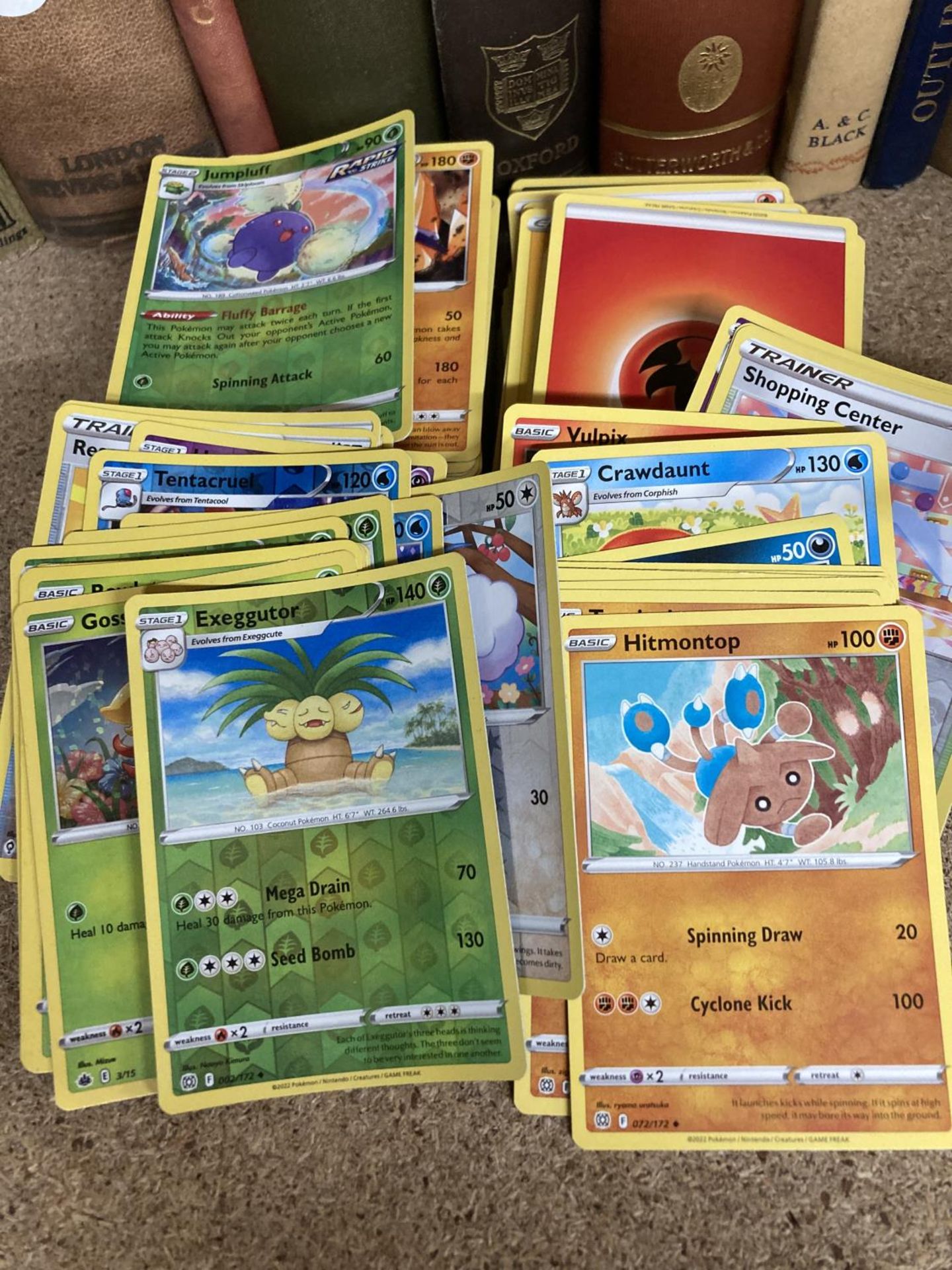 A BUNDLE OF OVER 200 POKEMON CARDS TO INCLUDE HOLO'S AND RARES