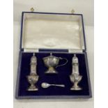 A BOXED HALLMARKED LONDON CRUET SET WITH SALT AND PEPPER POTS, MUSTARD POT WITH BLUE GLASS LINER AND