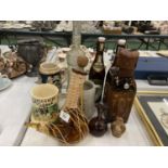 A COLLECTION OF WINE AND BEER RELATED ITEMS TO INCLUDE BEER BOTTLES, TANKARDS, A WINE FLASK, ETC