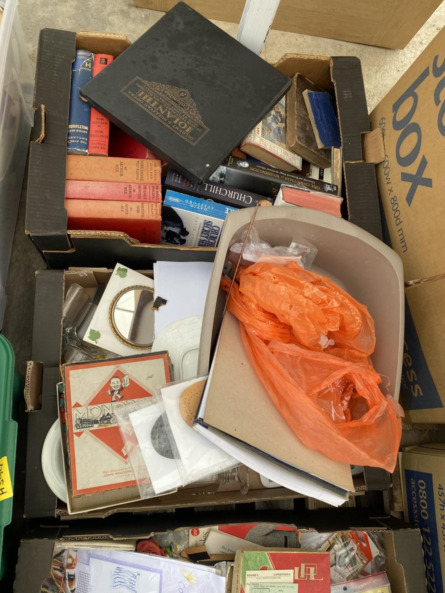 AN ASSORTMENT OF HOUSEHOLD CLEARANCE ITEMS TO INCLUDE BOOKS, HANDBAGS AND CERAMICS ETC - Image 2 of 5