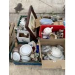 AN ASSORTMENT OF HOUSEHOLD CLEARANCE ITEMS TO INCLUDE CERAMICS AND GLASS WARE ETC