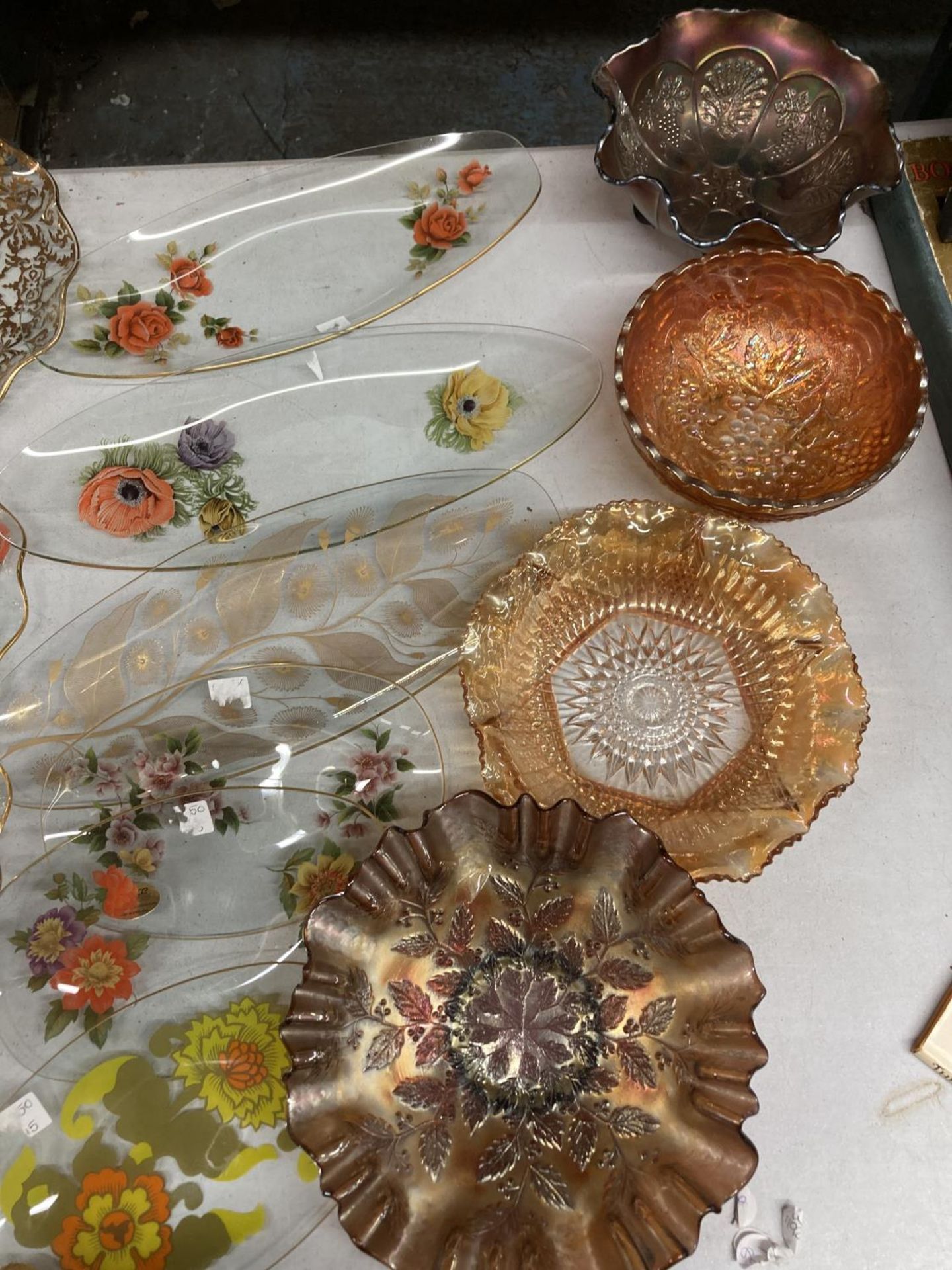 A QUANTITY OF GLASSWARE TO INCLUDE FLORAL PRINTED SERVING PLATES AND CARNIVAL GLASS BOWLS - Image 2 of 6