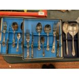 A QUANTITY OF VINTAGE BOXED FLATWARE TO INCLUDE KNIVES, FORKS AND SPOONS PLUS A BOXED SET OF SERVING