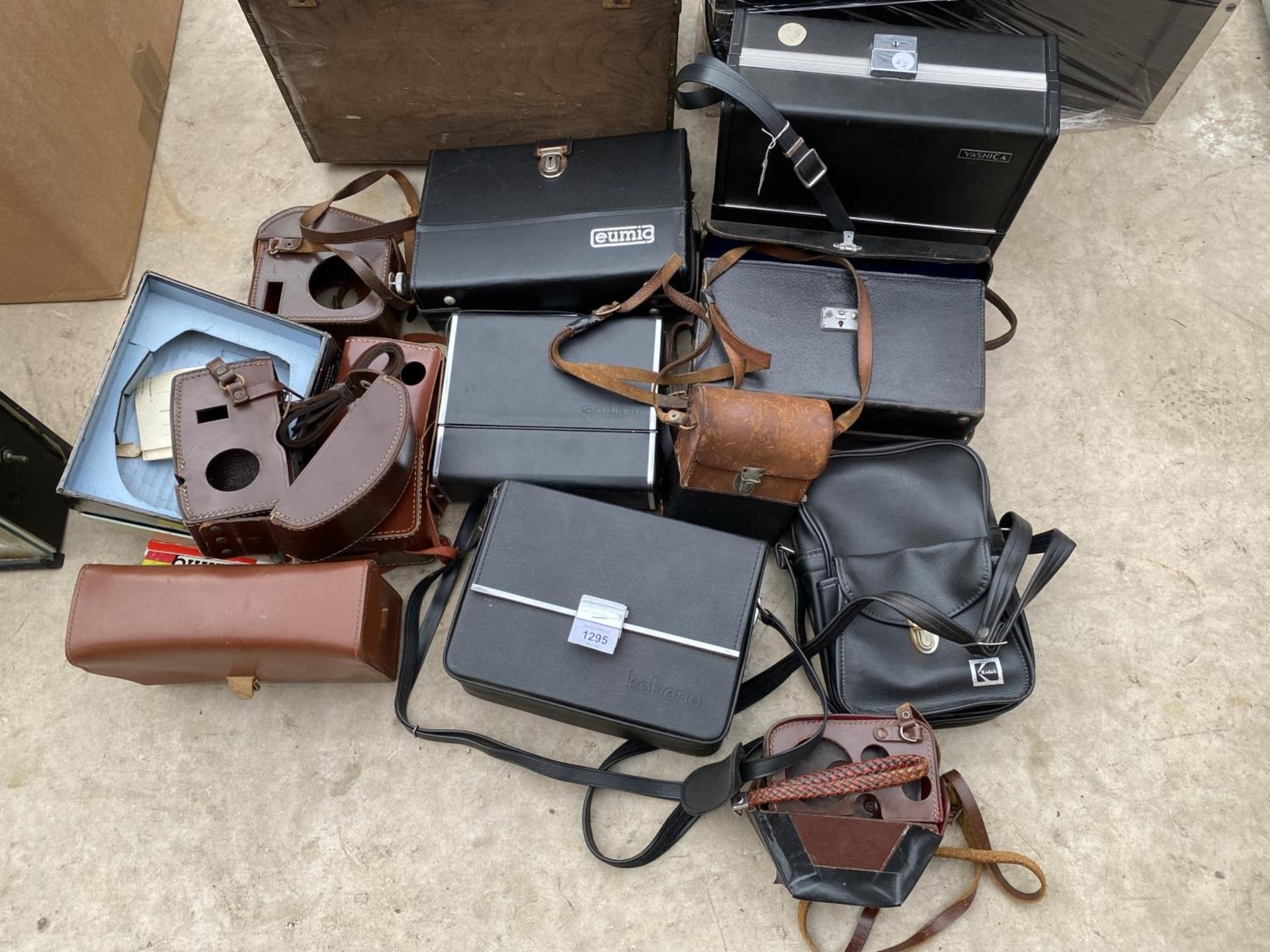 AN ASSORTMENT OF EMPTY VINTAGE CAMERA CASES TO INCLUDE A EUMIG AND A SANKYO ETC