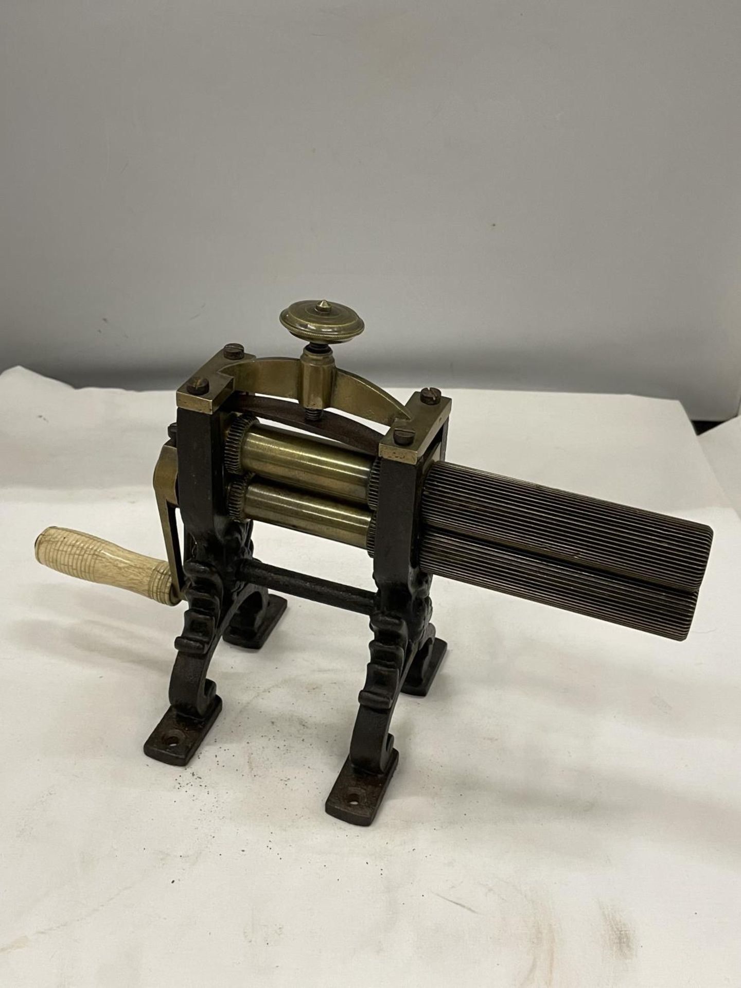 A VICTORIAN BRASS AND CAST CRIMPING MACHINE FOR PLEATING AND RUFFLING LAUNDERED AND STARCHED CUFFS - Image 3 of 4