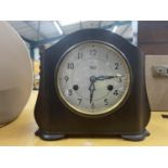 A VINTAGE SMITHS ENFIELD MANTLE CLOCK IN A BAKELITE FRAME, WITH PENDULUM