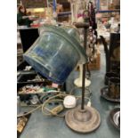 A VINTAGE BRASS TABLE LAMP WITH ADJUSTABLE BLUE/GREEN GLASS SHADE HEIGHT 38CM