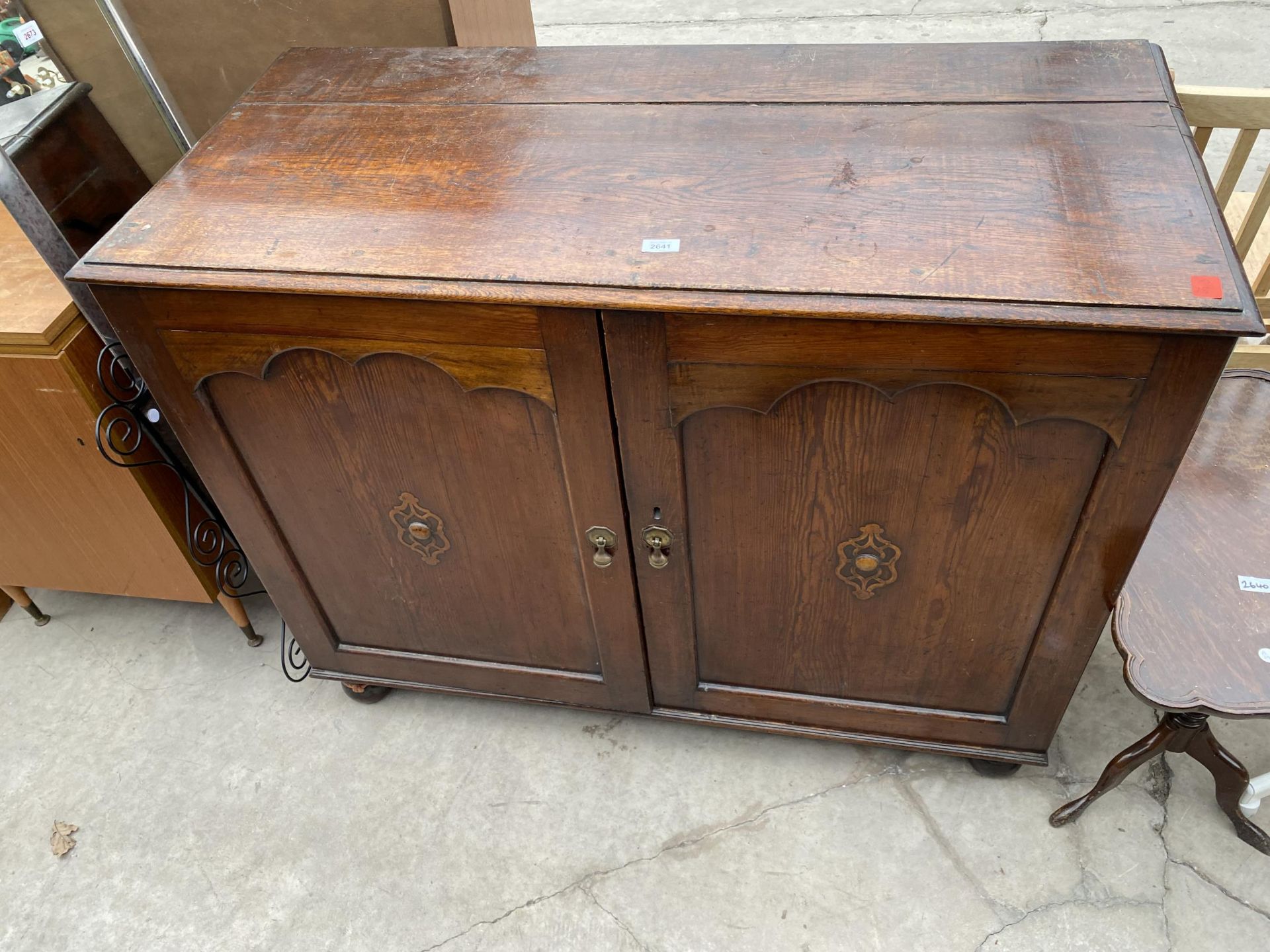 AN EARLY 20TH CENTURY OAK CABINET WITH TWO SLIDES AND TWO DRAWERS TO THE INTERIOR, 48" WIDE