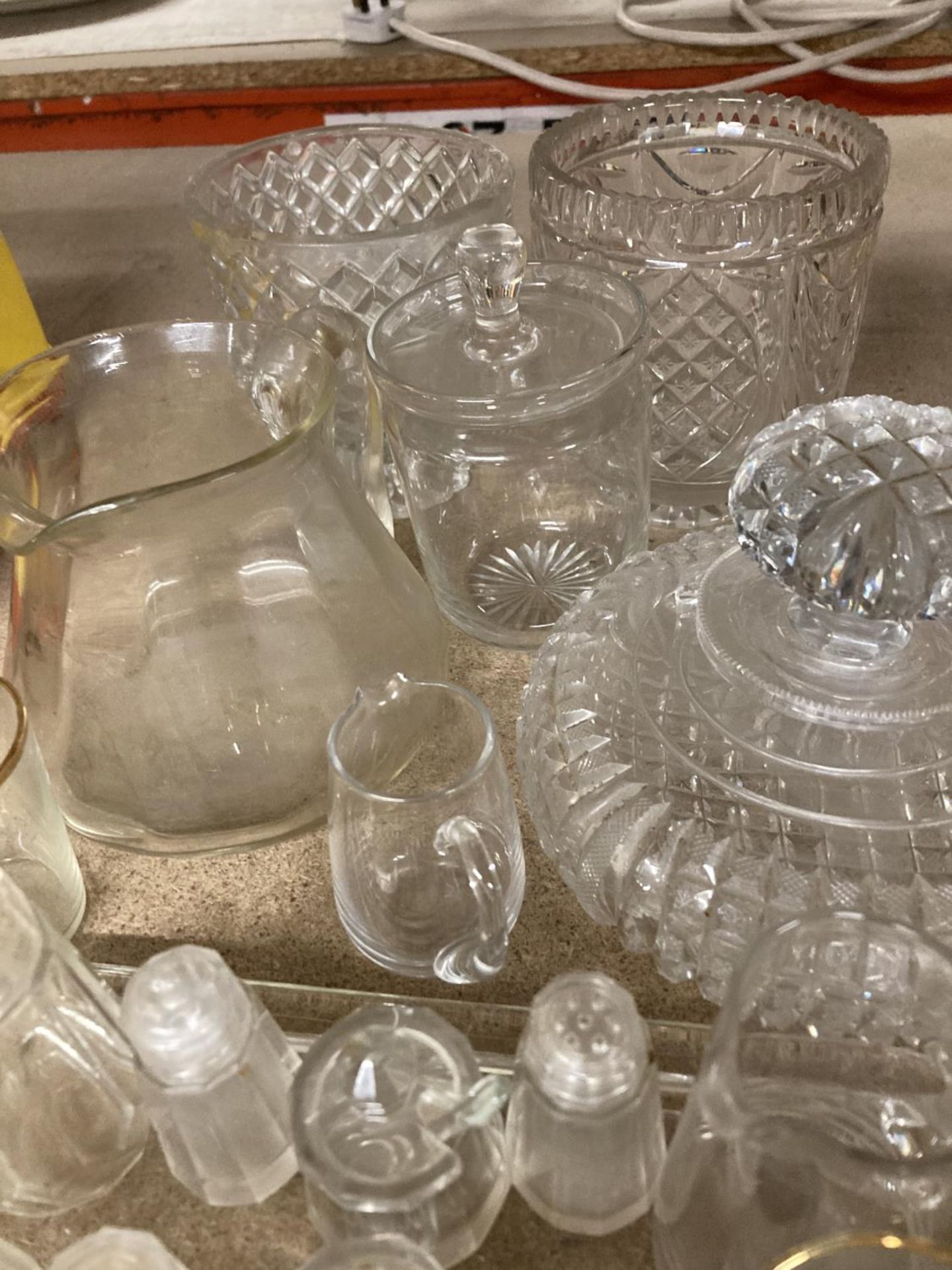 A QUANTITY OF GLASSWARE TO INCLUDE JUGS, SMALL DECANTER, PRESERVE POT, GLASSES, ETC - Image 4 of 4