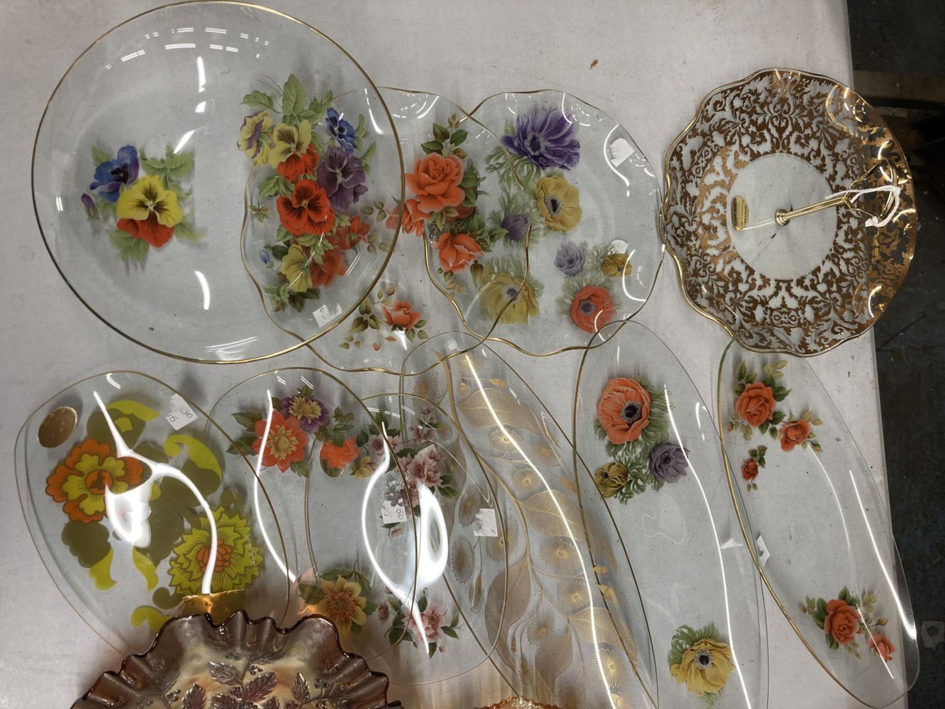 A QUANTITY OF GLASSWARE TO INCLUDE FLORAL PRINTED SERVING PLATES AND CARNIVAL GLASS BOWLS - Image 3 of 6