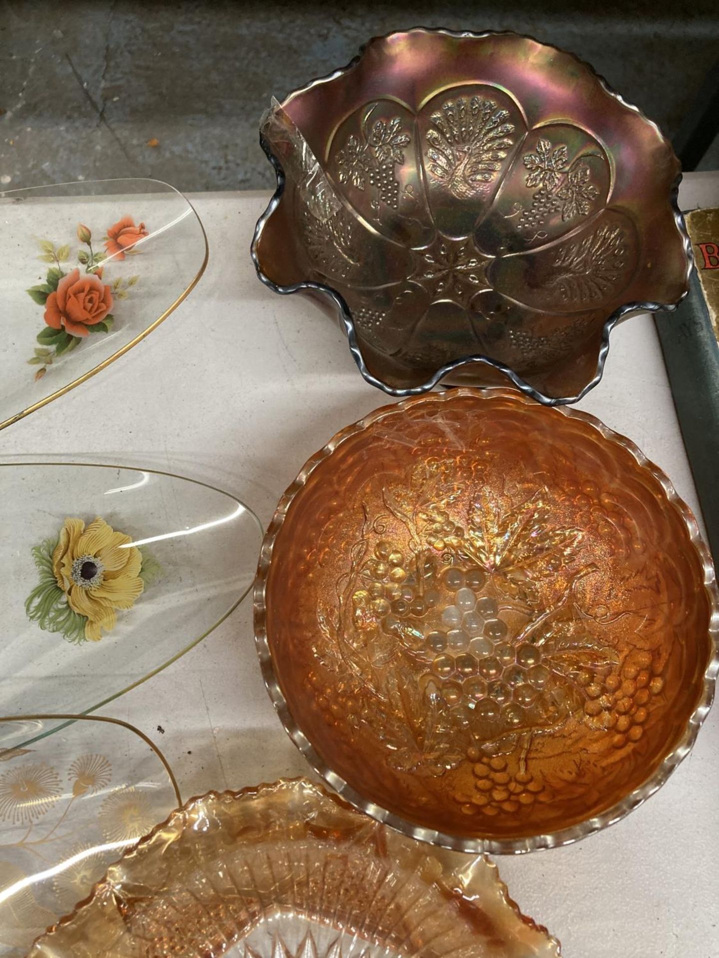 A QUANTITY OF GLASSWARE TO INCLUDE FLORAL PRINTED SERVING PLATES AND CARNIVAL GLASS BOWLS - Image 4 of 6