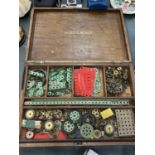 A VINTAGE MECCANO SET NO. 5 IN ORIGINAL WOODEN BOX