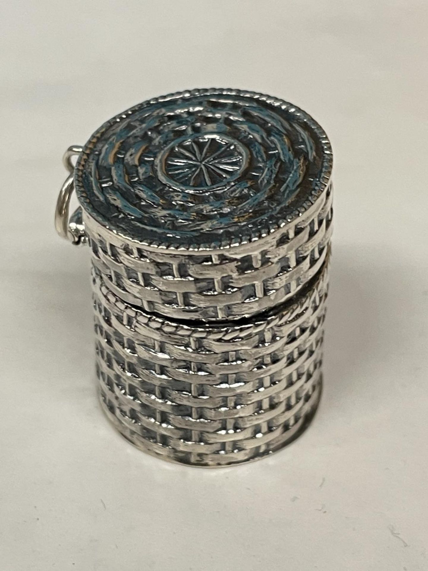 A MARKED SILVER THIMBLE CASE IN THE GUISE OF A BASKET - Image 2 of 4