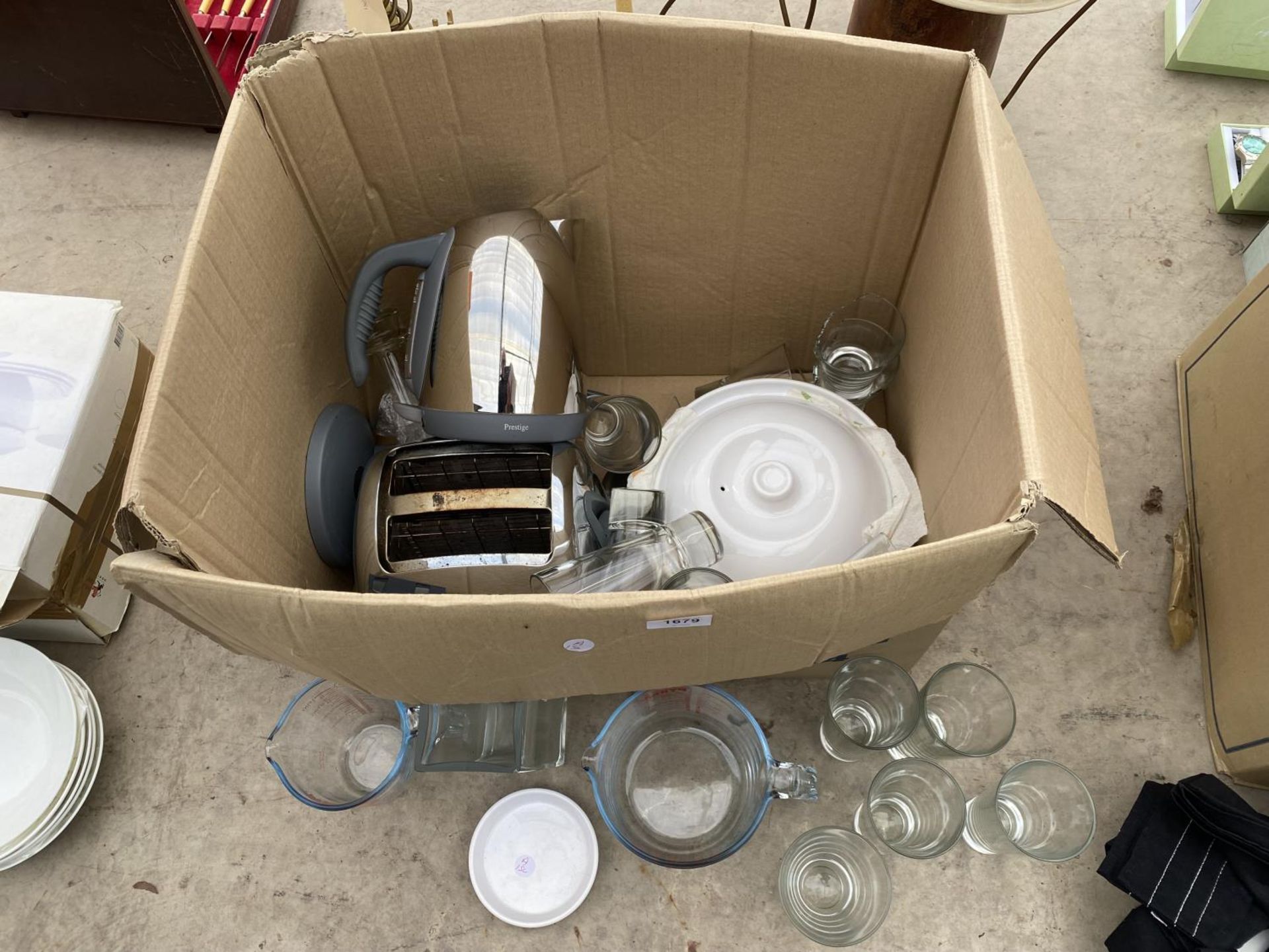 AN ASSORTMENT OF ITEMS TO INCLUDE A KETTLE, TOASTER AND GLASS WARE ETC