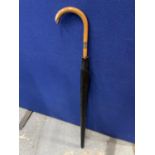 A VINTAGE UMBRELLA WITH 9 CARAT GOLD COLLAR AND HANDLE TIP TURF CLUB ENGRAVING DATED 1904 COMPLETE