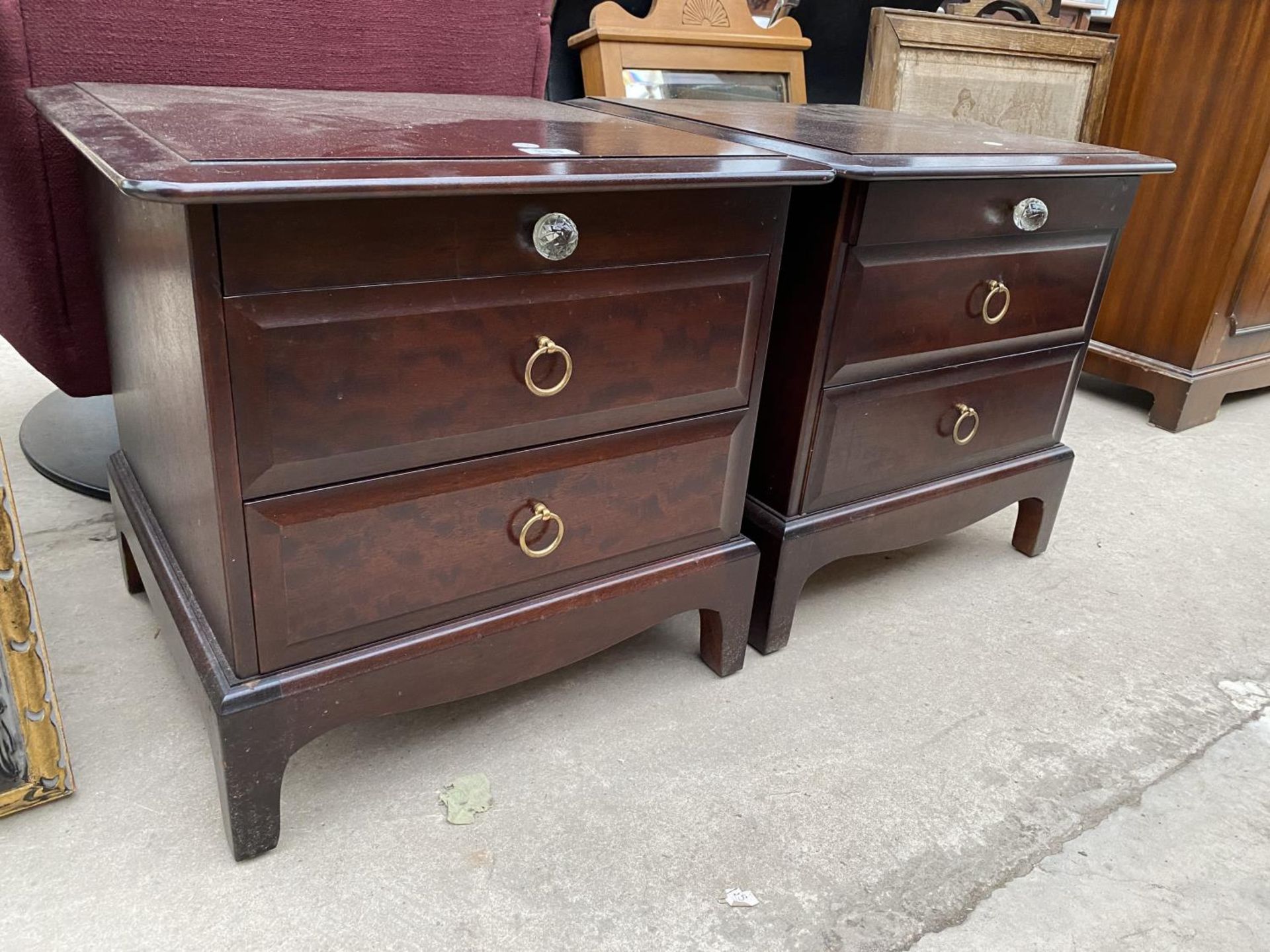 A PAIR OF STAG MINSTREL BEDSIDE CHESTS WITH PULL-OUT SLIDES, WITH GLASS KNOB, 21" WIDE EACH - Image 2 of 3