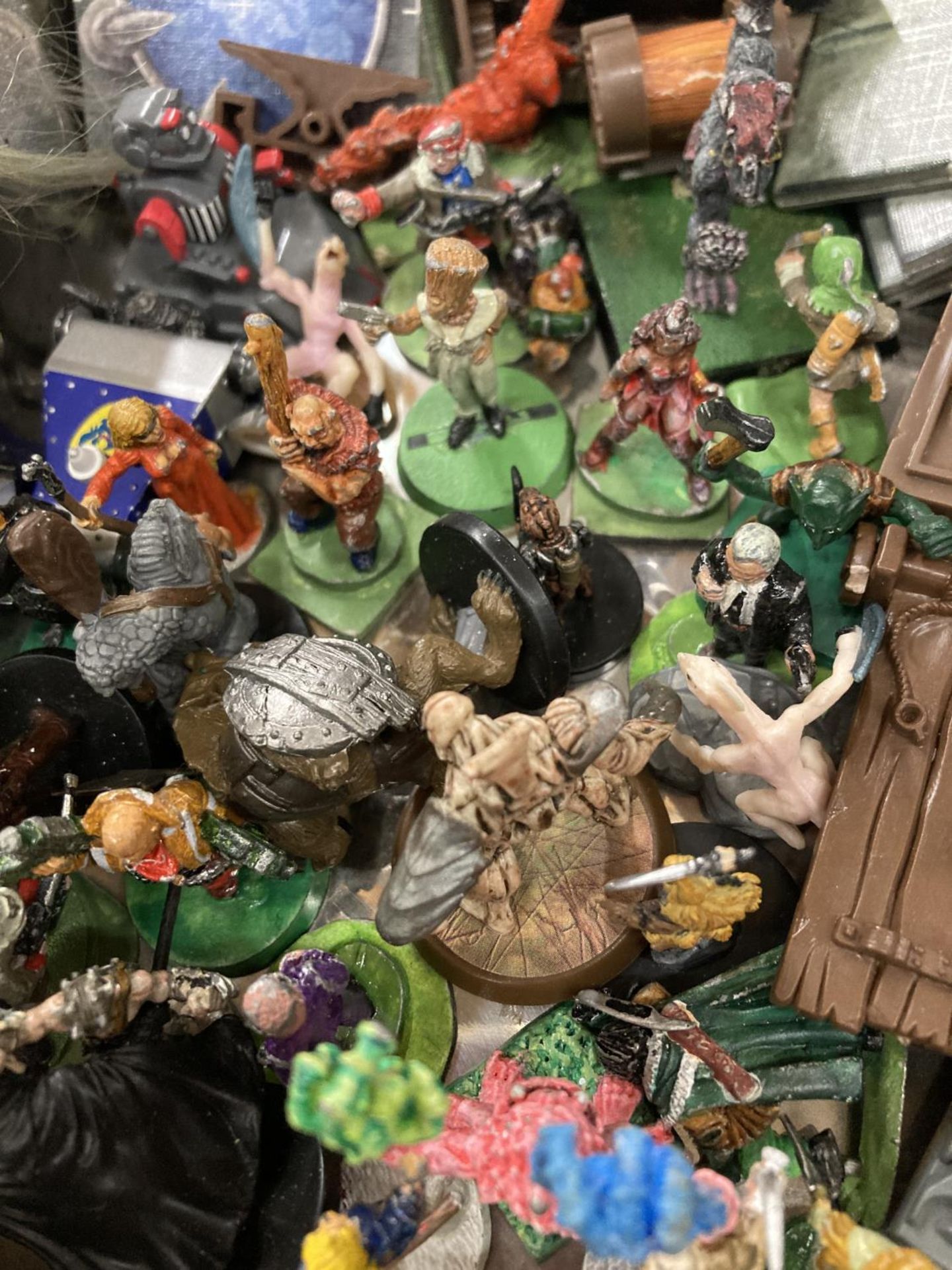 A QUANTITY OF PAINTED WARHAMMER METAL FIGURES AND ACCESSORIES - Image 2 of 2