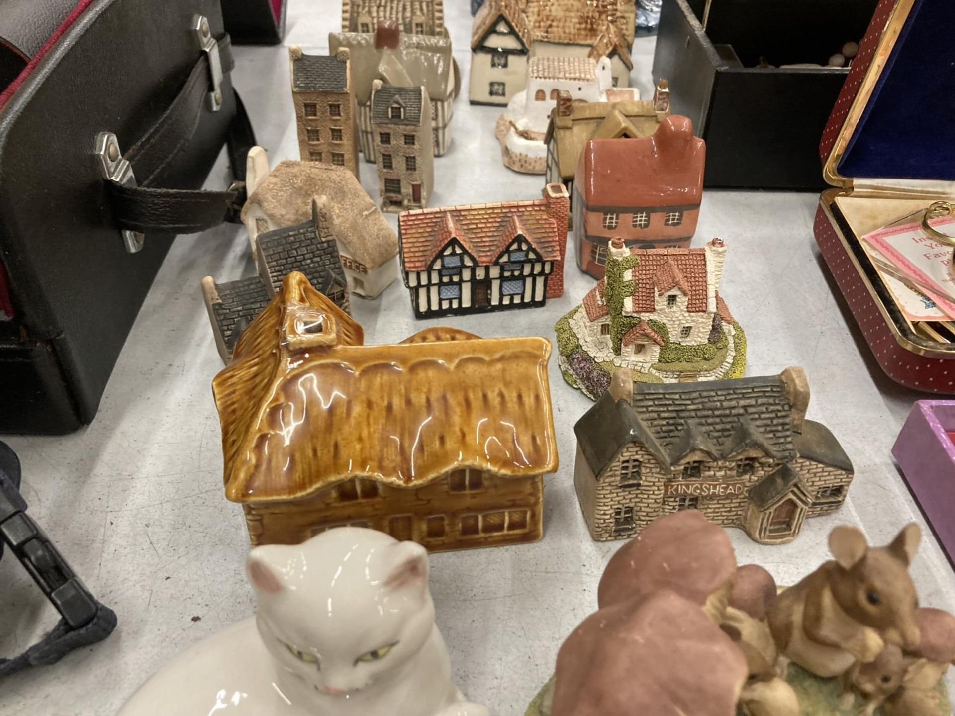 A QUANTITY OF CERAMICS TO INCLUDE COTTAGES, FIGURES, ANIMALS, ETC - Image 4 of 5