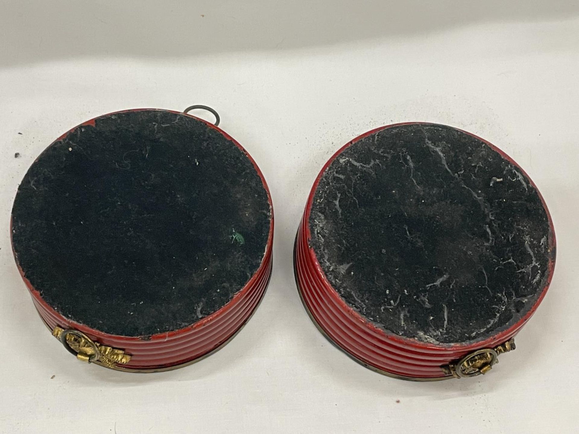 A PAIR OF BELIEVED ENGLISH REGENCY CIRCA 19TH CENTURY WINE COASTERS IN CINNABAR RED LACQUER WITH - Image 5 of 5