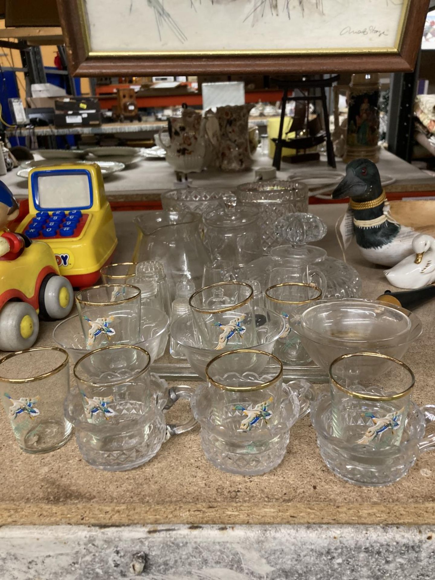 A QUANTITY OF GLASSWARE TO INCLUDE JUGS, SMALL DECANTER, PRESERVE POT, GLASSES, ETC