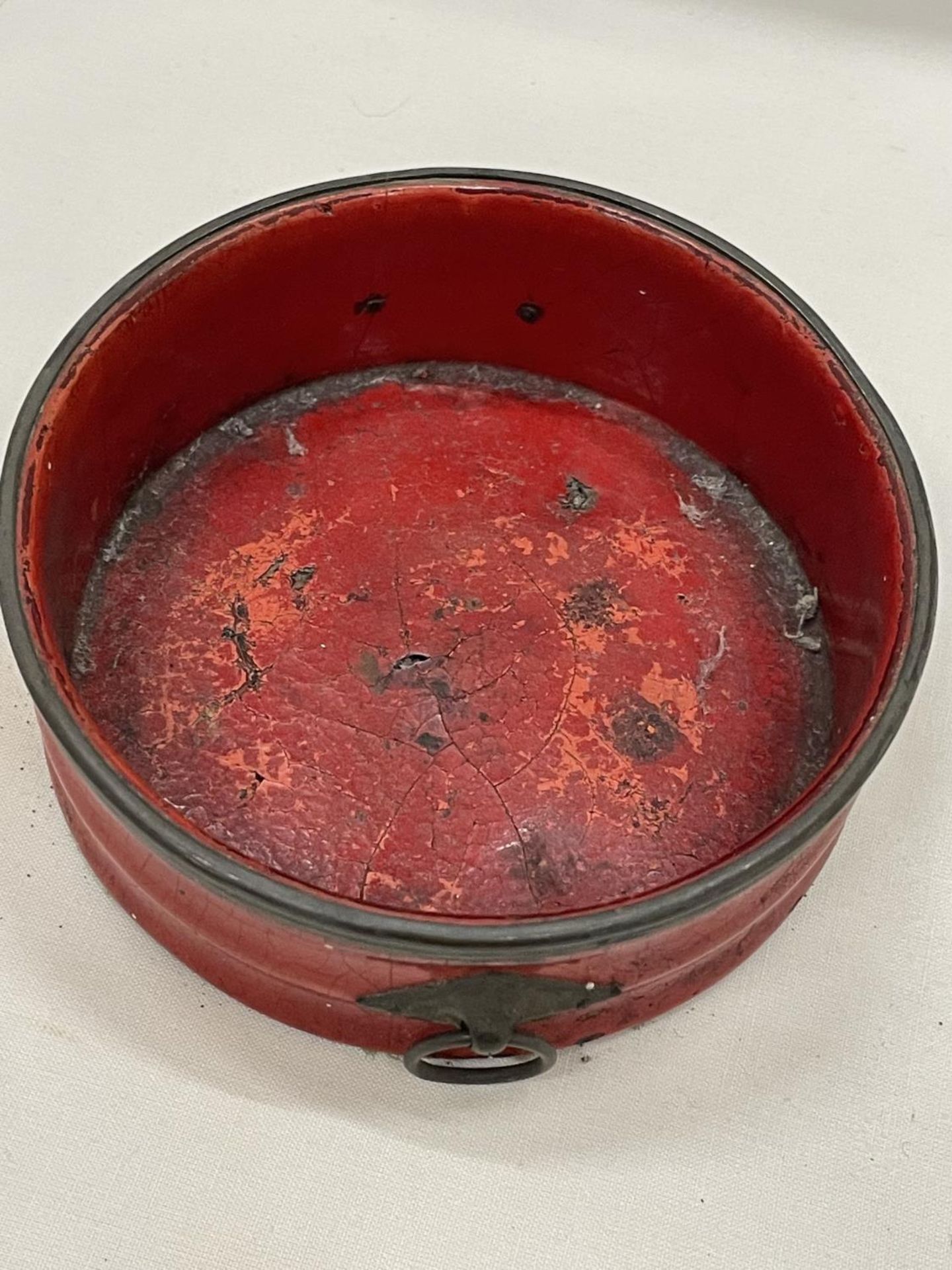 A BELIEVED ENGLISH REGENCY CIRCA 19TH CENTURY WINE COASTER IN CINNABAR RED LACQUER WITH RING HANDLES - Image 2 of 3