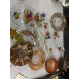 A QUANTITY OF GLASSWARE TO INCLUDE FLORAL PRINTED SERVING PLATES AND CARNIVAL GLASS BOWLS