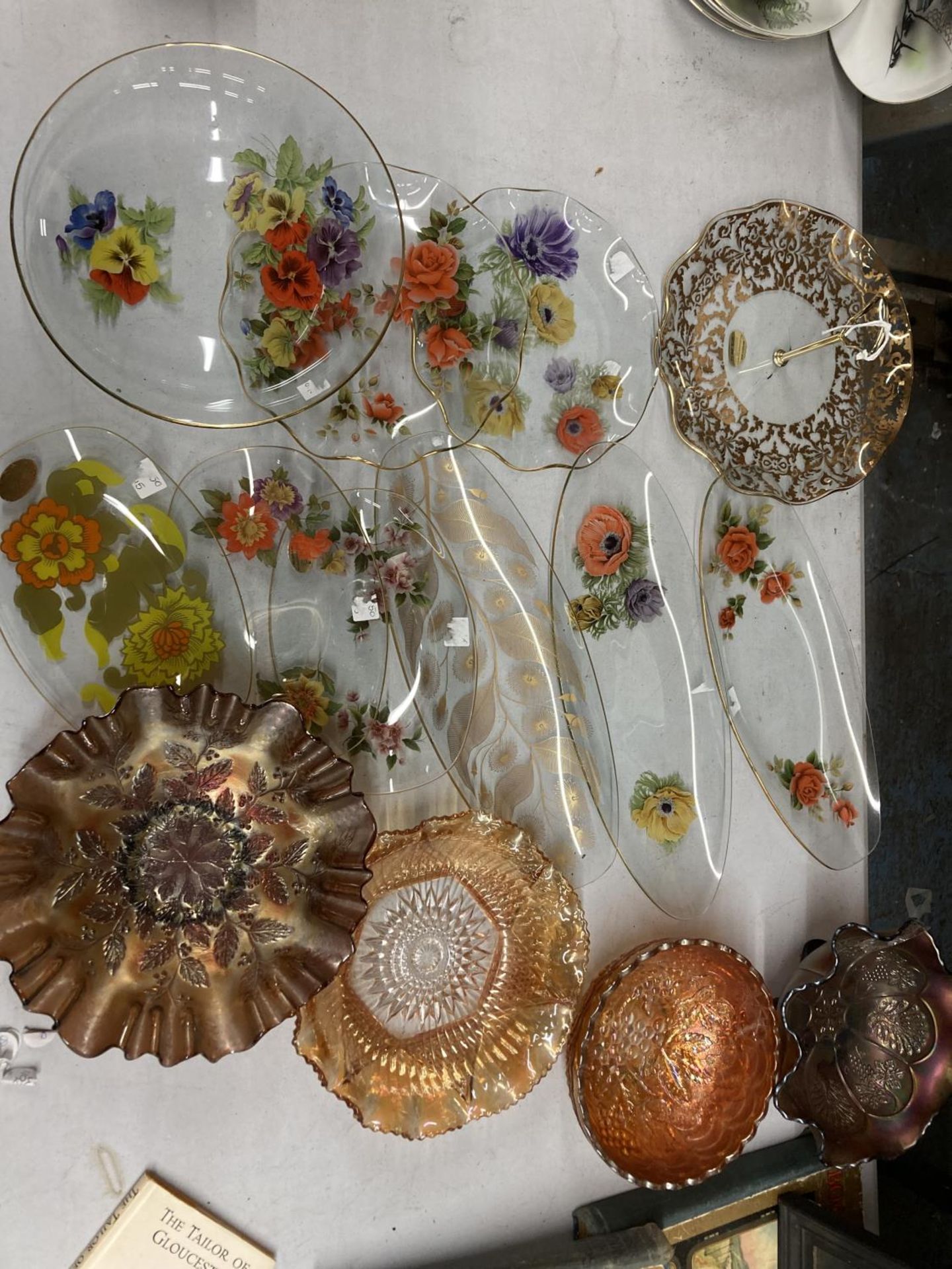 A QUANTITY OF GLASSWARE TO INCLUDE FLORAL PRINTED SERVING PLATES AND CARNIVAL GLASS BOWLS