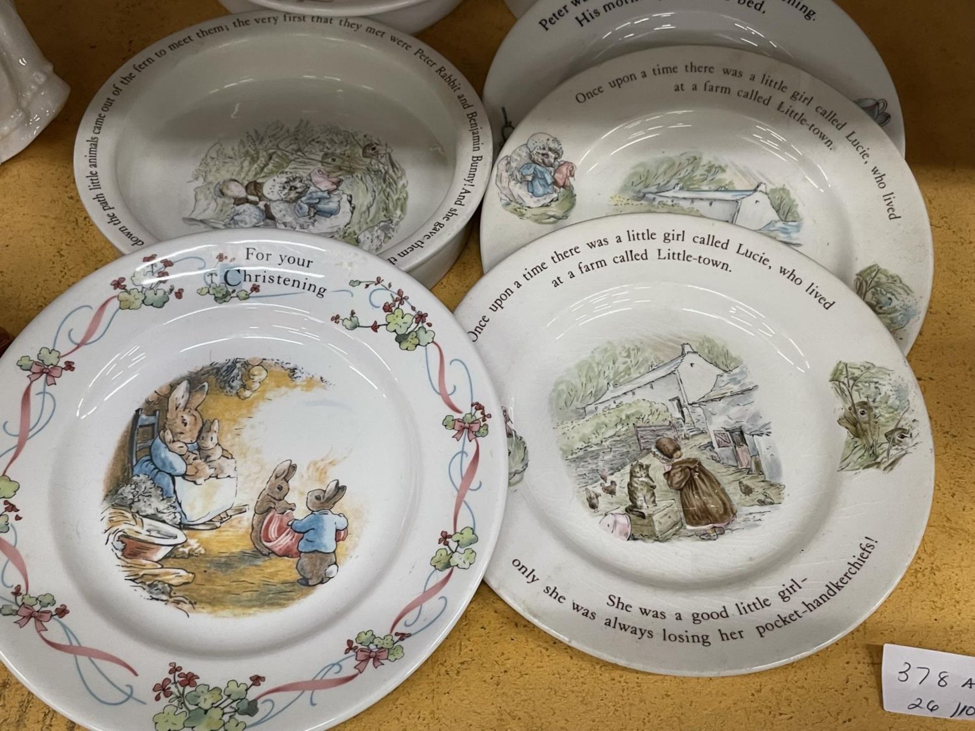 A COLLECTION OF PETER RABBIT CERAMICS TO INCLUDE PLATES AND BOWLS - Image 2 of 5