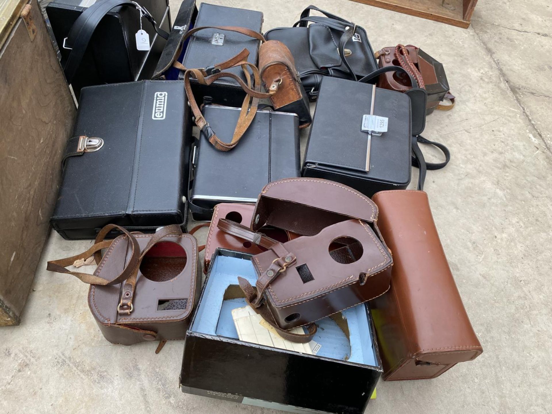 AN ASSORTMENT OF EMPTY VINTAGE CAMERA CASES TO INCLUDE A EUMIG AND A SANKYO ETC - Image 2 of 3