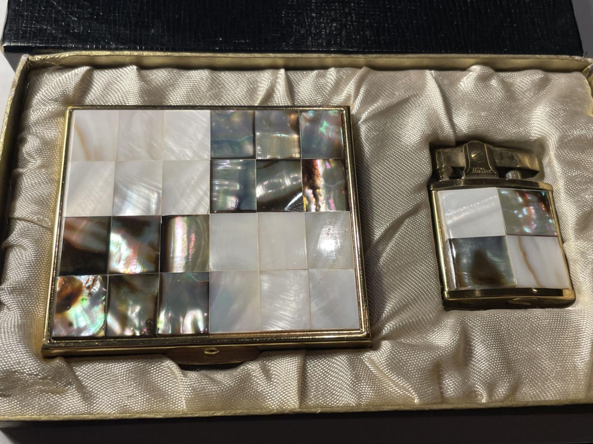 A VINTAGE BOXED SET COMPRISING OF A MOTHER OF PEARL HILTON LIGHTER AND A MATCHING MIRRORED COMPACT - Image 2 of 7