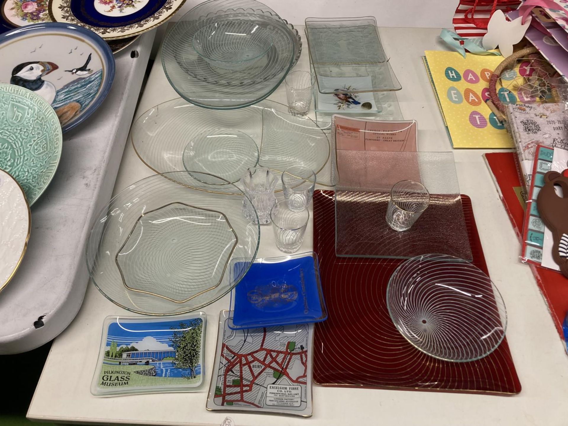 A QUANTITY OF GLASSWARE TO INCLUDE PATTERNED PLATES, BOWLS, ETC