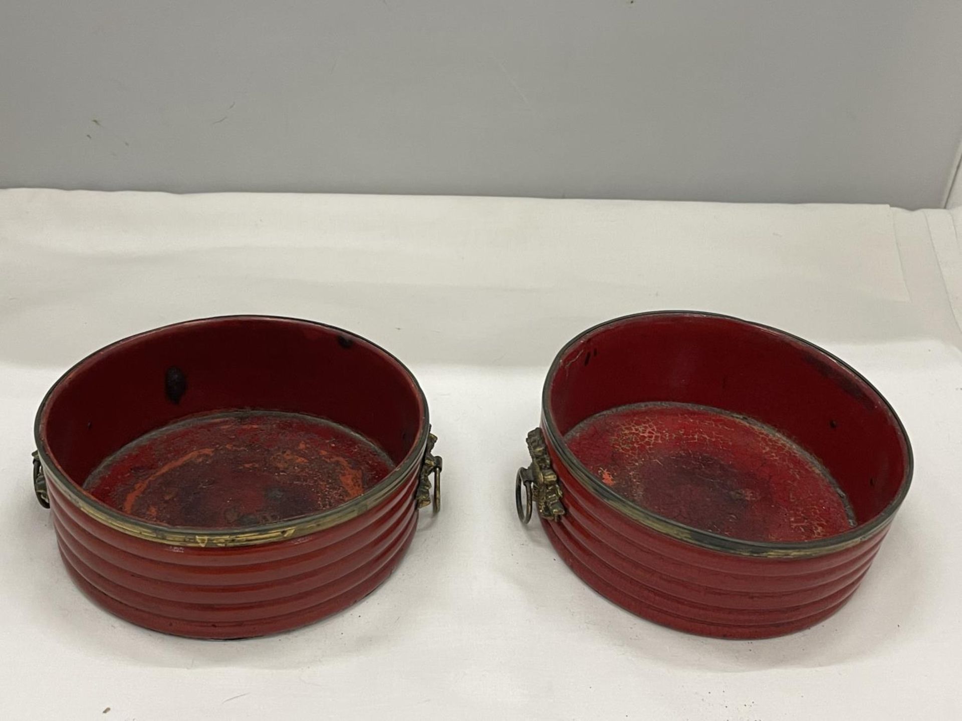 A PAIR OF BELIEVED ENGLISH REGENCY CIRCA 19TH CENTURY WINE COASTERS IN CINNABAR RED LACQUER WITH - Image 2 of 5