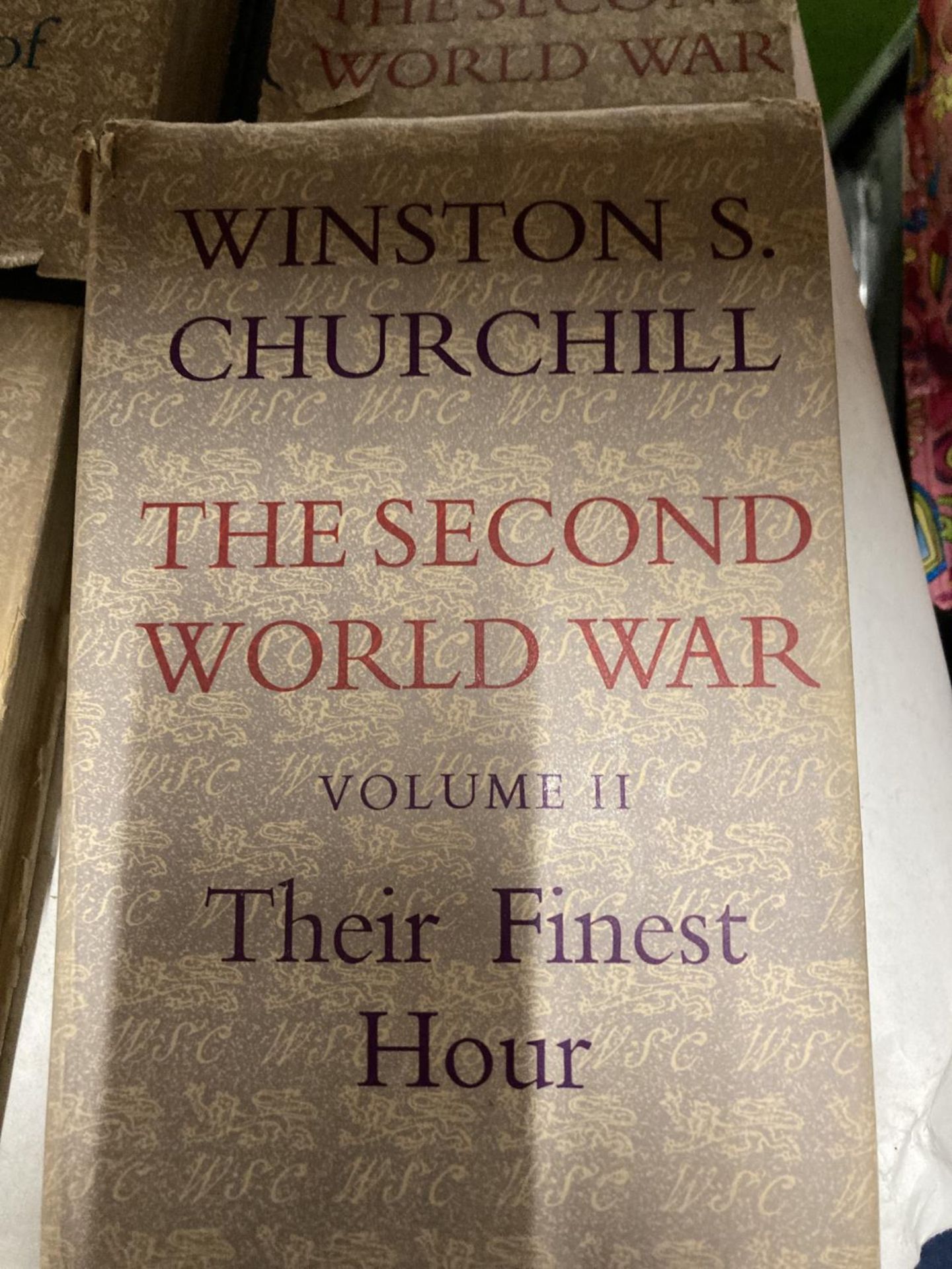 FIVE VOLUMES OF WINSTON CHURCHILL'S 'THE SECOND WORLD WAR - Image 2 of 5