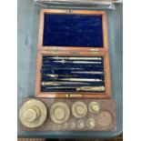 A VINTAGE SET OF BRASS WEIGHTS AND A VINTAGE DRAWING SET IN A MAHOGANY AND BRASS BOX