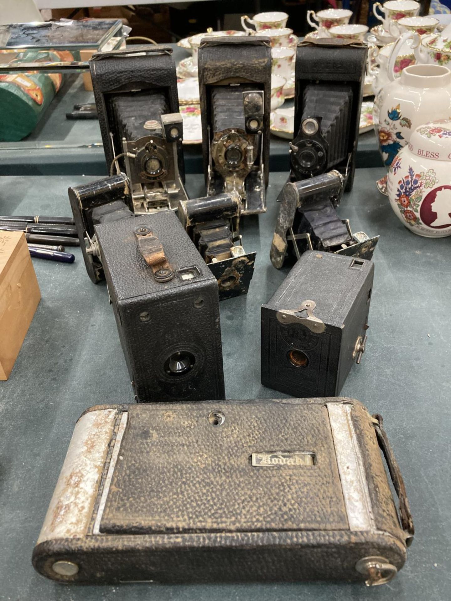 A COLLECTION OF VINTAGE CAMERAS TO INCLUDE FOLDING KODAK BELLOWS STYLE, ENSIGN BRONIE, ETC