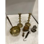 A QUANTITY OF VINTAGE BRASSWARE TO INCLUDE A PAN, A PAIR OF CANDLESTICKS, MINIATURE MINERS LAMP,