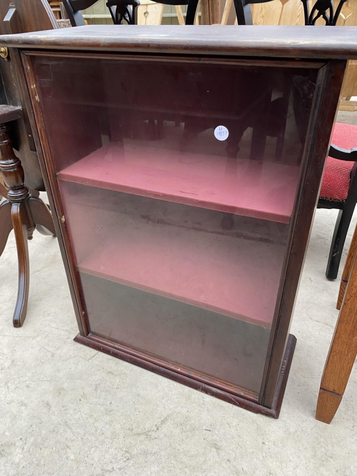 AN EDWARDIAN GLASS FRONTED SHOP COUNTER DISPLAY CASE, 19" WIDE - Image 2 of 3