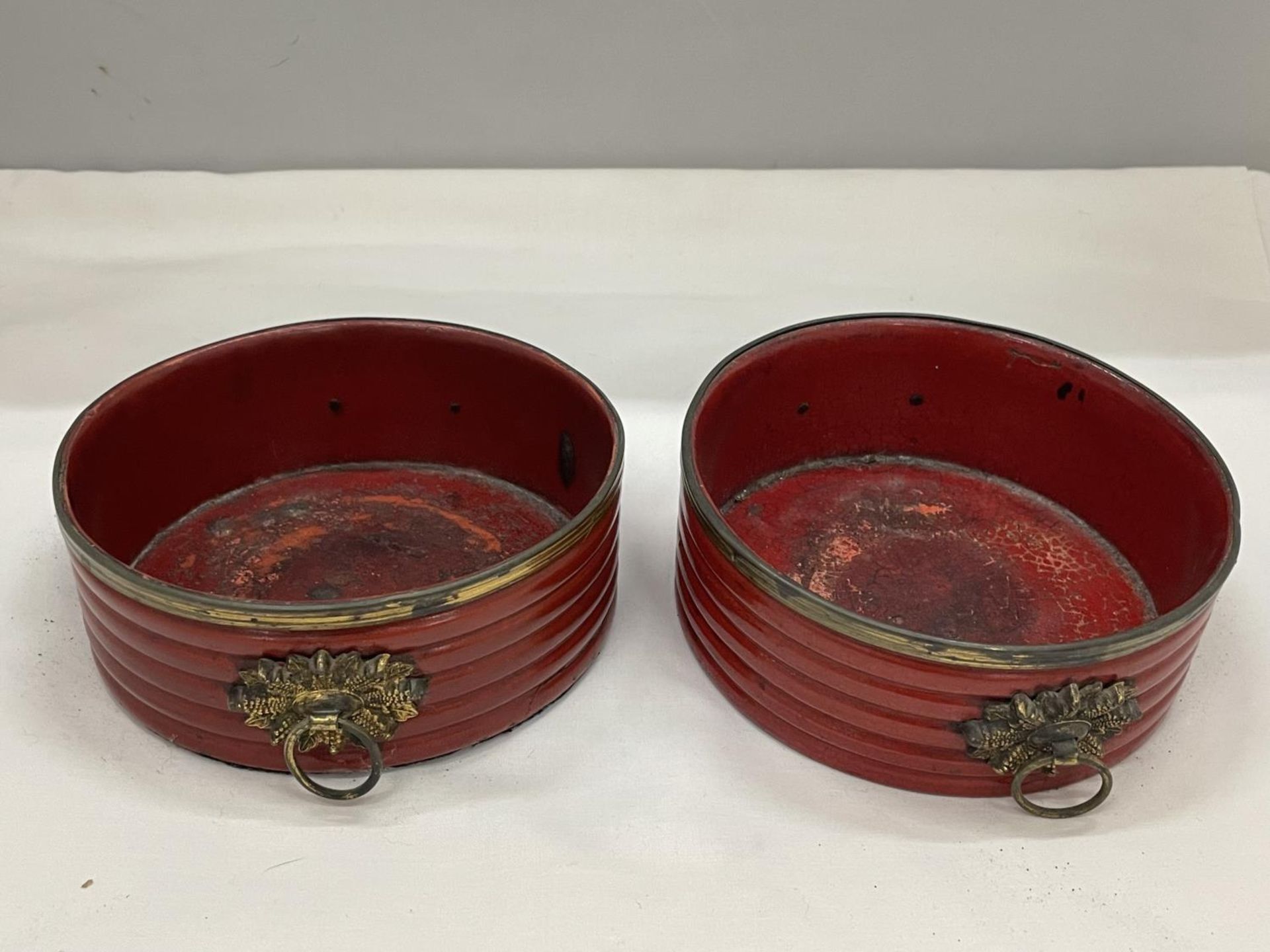 A PAIR OF BELIEVED ENGLISH REGENCY CIRCA 19TH CENTURY WINE COASTERS IN CINNABAR RED LACQUER WITH - Image 3 of 5