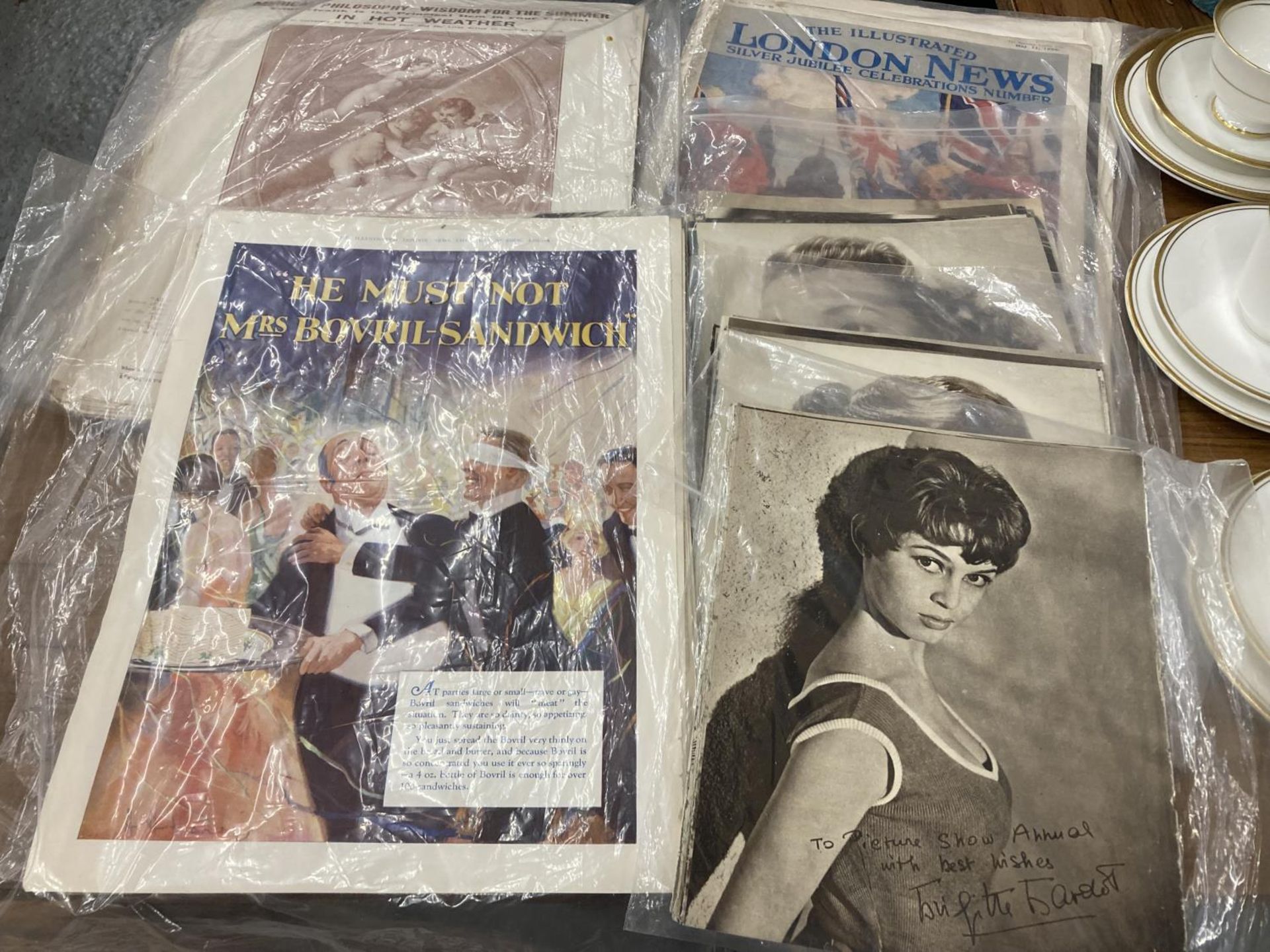 A QUANTITY OF VINTAGE MAGAZINES AND PRINTS TO INCLUDE THE ILLUSTRATED LONDON NEWS, FILM STAR PRINTS,