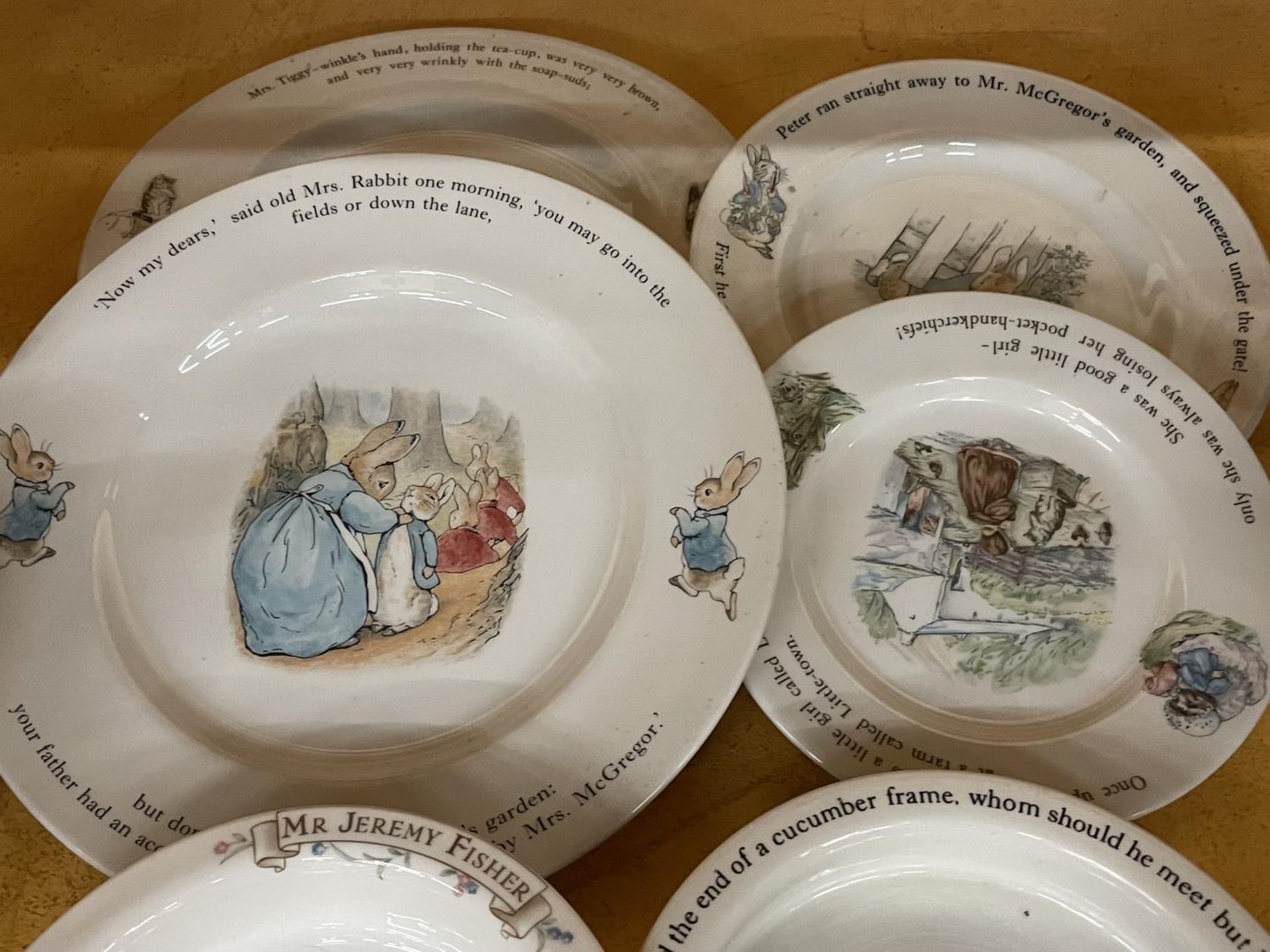 A COLLECTION OF PETER RABBIT CERAMICS TO INCLUDE PLATES AND BOWLS - Image 4 of 5