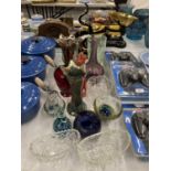 A QUANTITY OF CLEAR AND COLOURED GLASSWARE TO INCLUDE CARNIVALWARE STYLE IRRIDESENT VASES, M'DINA