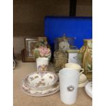 A MIXED LOT TO INCLUDE BRASS LANTERN CLOCKS, VINTAGE MANTLE CLOCKS, VASES, COMMEMORATIVE CUPS, ETC