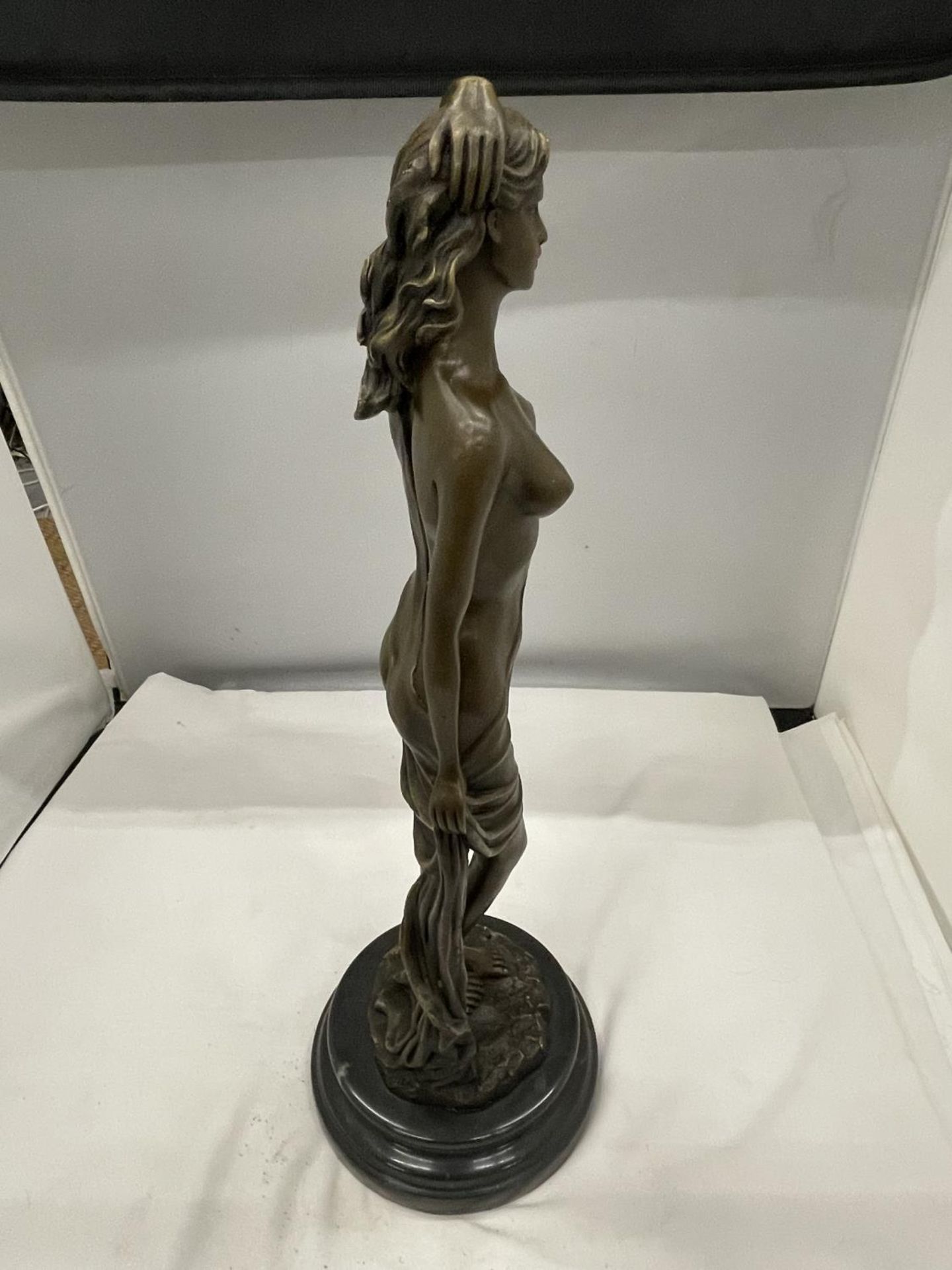 A BRONZE NUDE WOMAN ON A MARBLE BASE SIGNED HEIGHT 45CM - Image 4 of 5