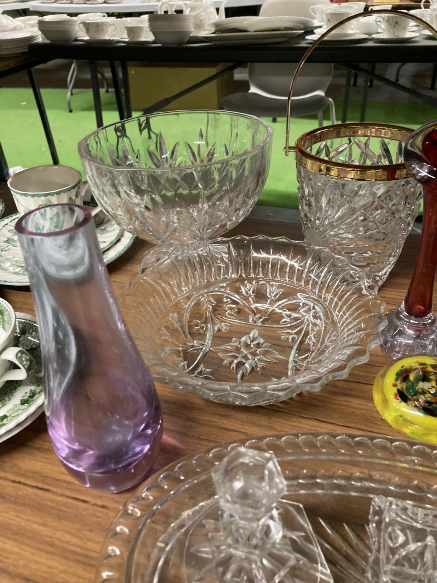 A QUANTITY OF GLASSWARE TO INCLUDE A DRESSING TABLE SET, PAPERWEIGHT, ICE BUCKET, DECANTER, BOWLS - Image 3 of 4