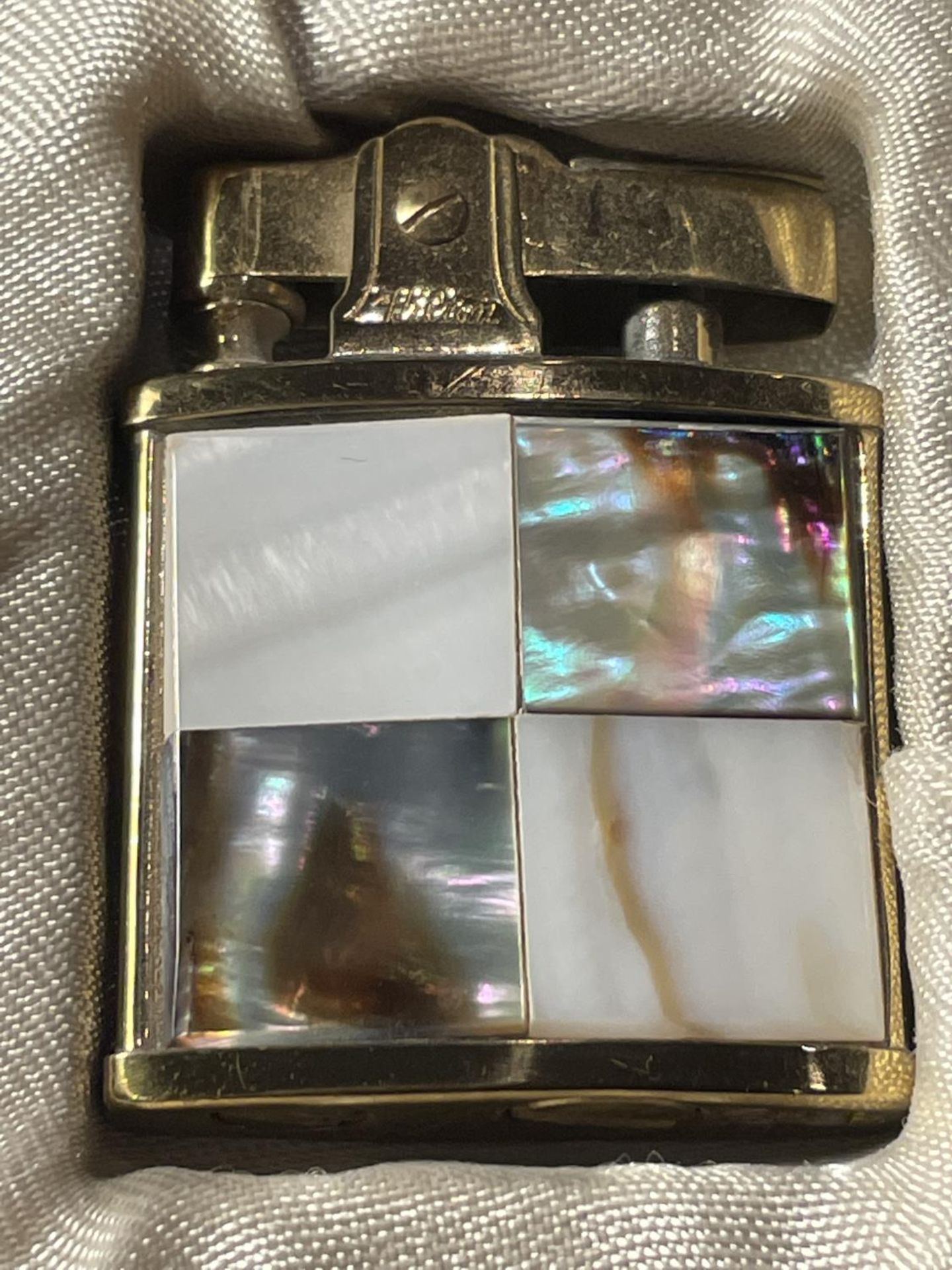 A VINTAGE BOXED SET COMPRISING OF A MOTHER OF PEARL HILTON LIGHTER AND A MATCHING MIRRORED COMPACT - Image 3 of 7