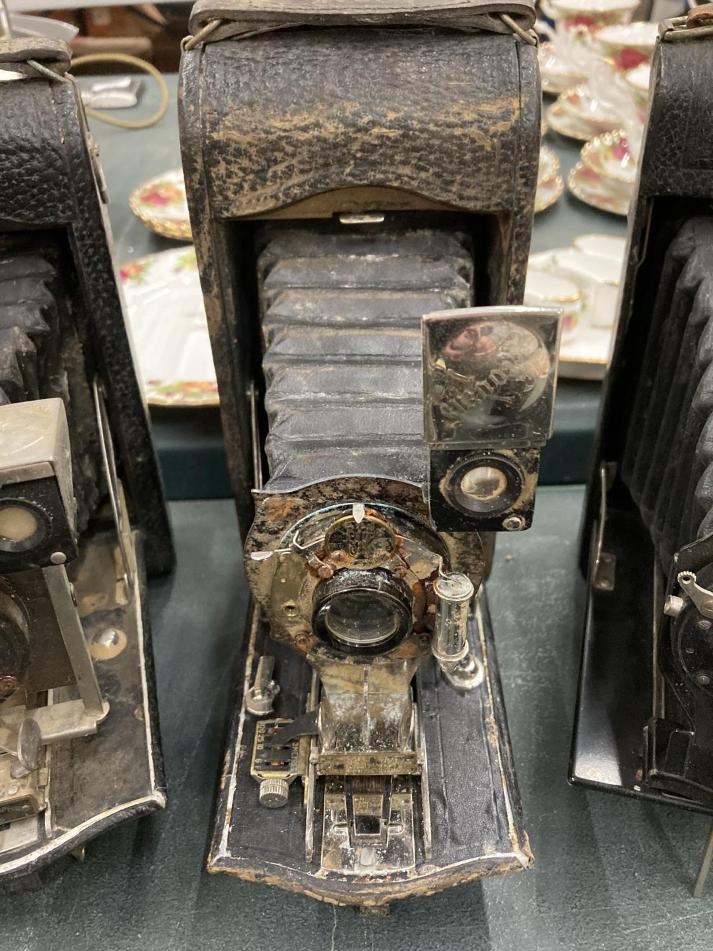 A COLLECTION OF VINTAGE CAMERAS TO INCLUDE FOLDING KODAK BELLOWS STYLE, ENSIGN BRONIE, ETC - Image 2 of 5