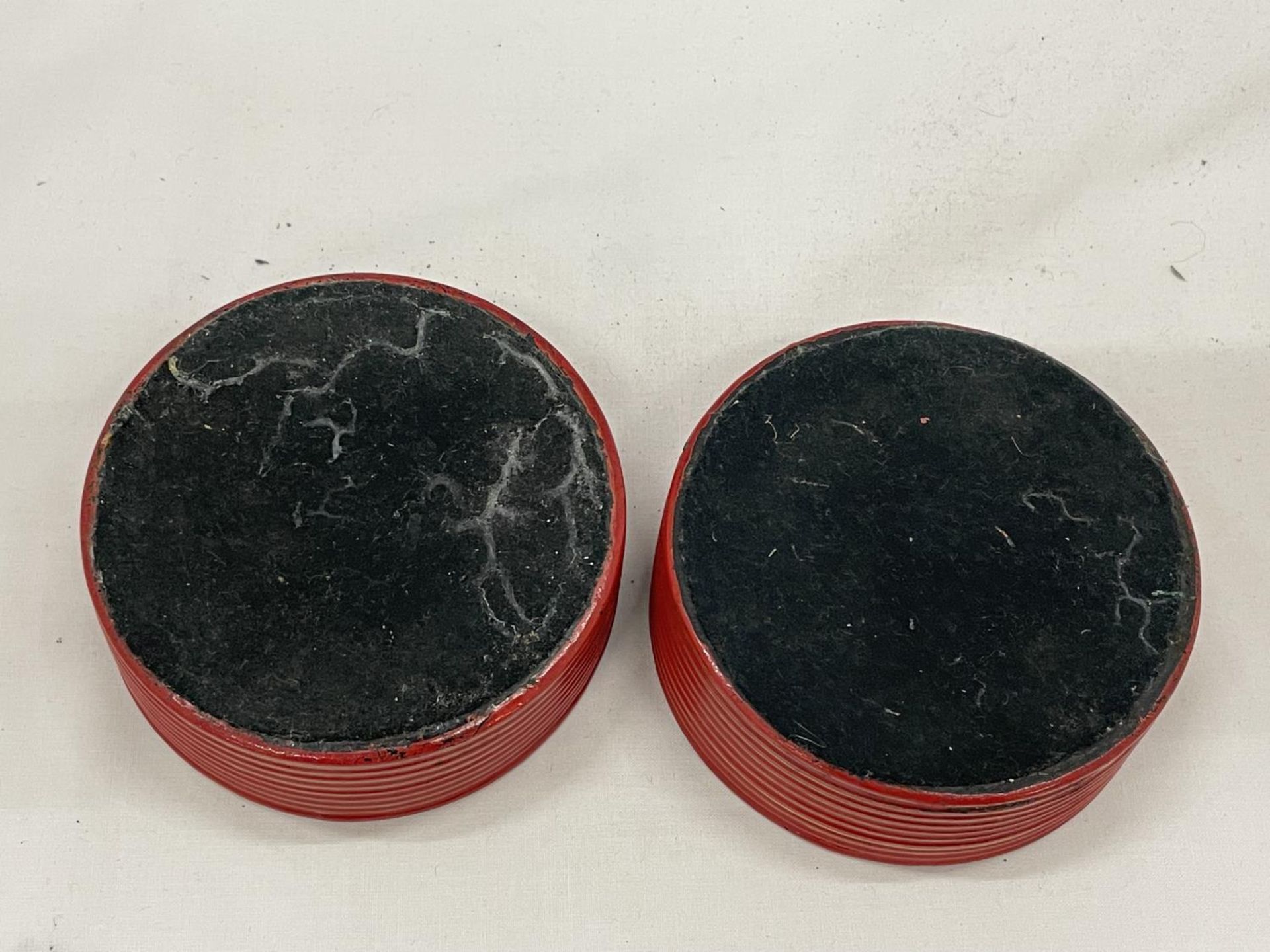 A PAIR OF BELIEVED ENGLISH REGENCY CIRCA 19TH CENTURY WINE COASTERS IN CINNABAR RED LACQUER - Image 4 of 4